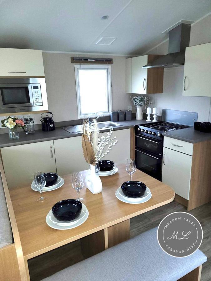 Palm Grove 181- Golden Palm - Pet Friendly, Wifi, Central Heating, Bed Linen - Meadow Lakes Caravan & Lodge Hire 채플 세인트 레오나즈 외부 사진